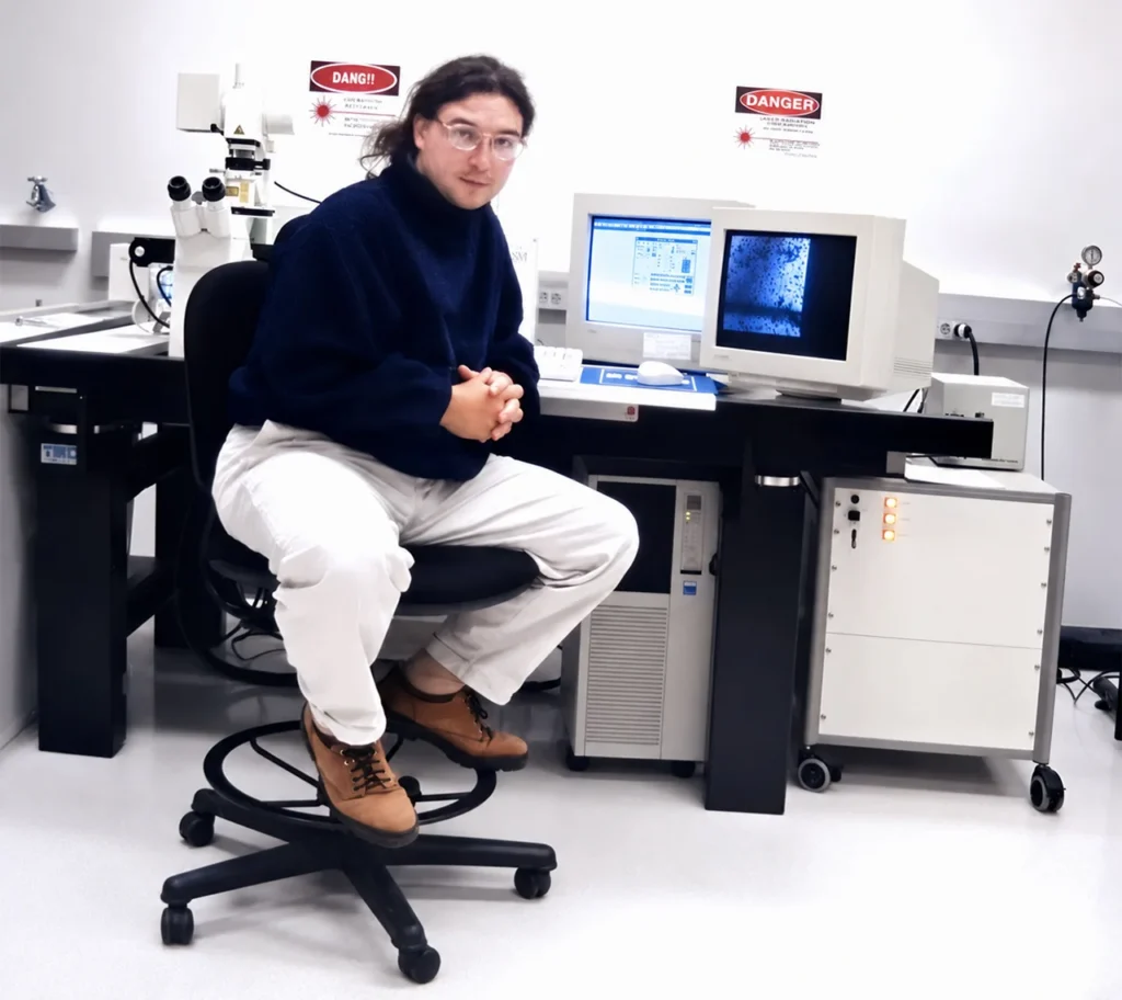 Mr.Q working with confocal laser microscopy systems in a biomedical imaging laboratory.